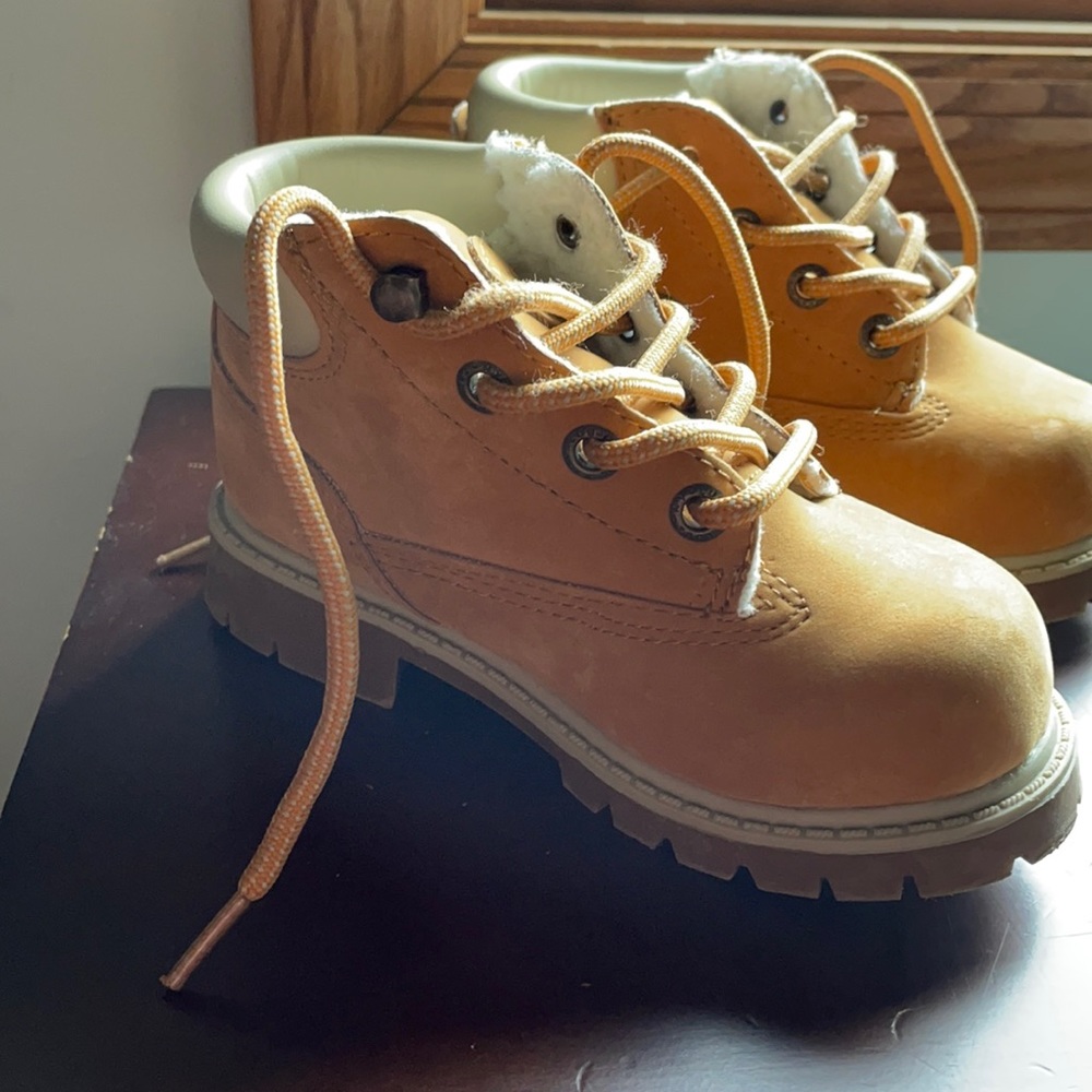 NY Lutz little boy boots!! Only worn once!